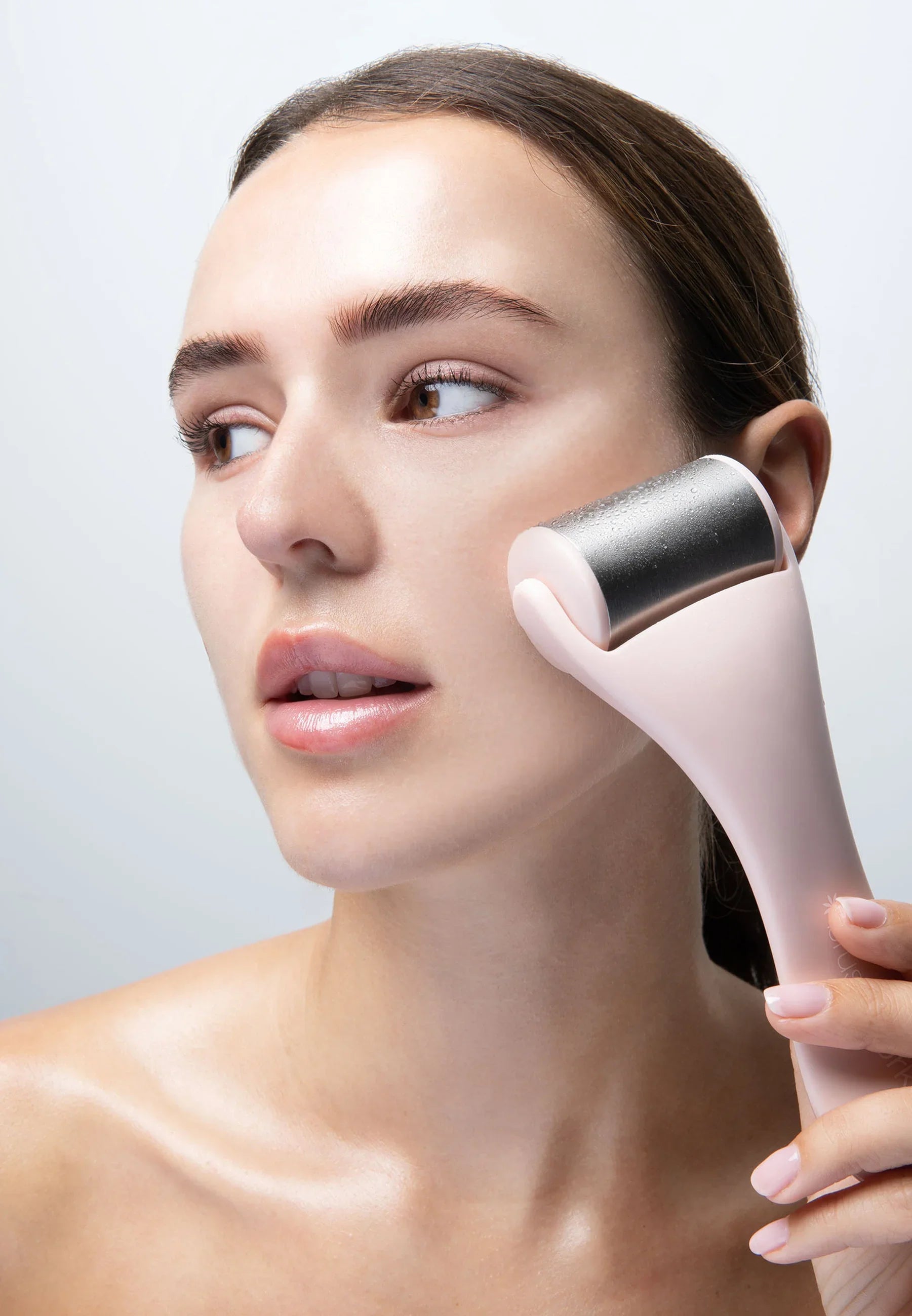 Roulette de Glace Visage — Soin Cryothérapie & Éclat
